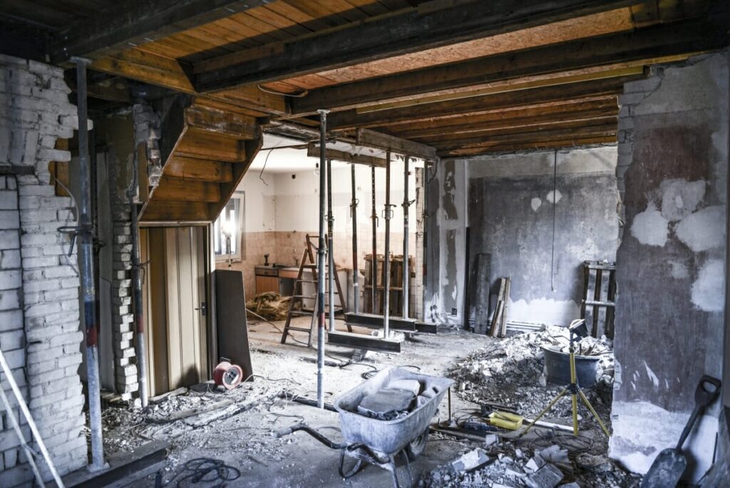 Entkernter Wohnraum Entrümpelung Edenkoben – nackte Wände, kein Mobiliar, Baustellenzustand