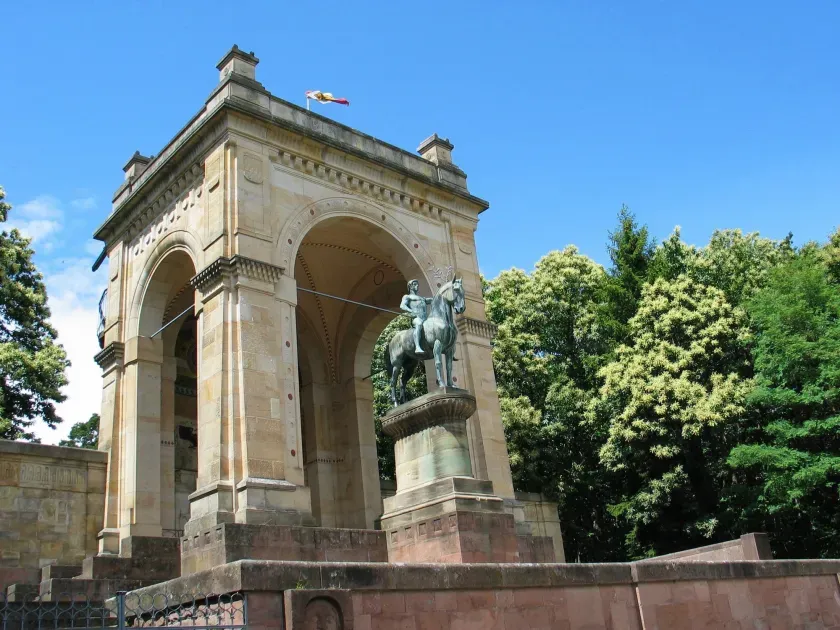 Friedensdenkmal Edenkoben im Pfälzerwald – historisches Wahrzeichen für Entrümpelung & Haushaltsauflösung in der Pfalz