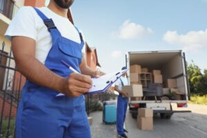 Zwei Mitarbeiter beladen einen Umzugs-LKW – Entrümpelung & Umzugsvorbereitung in Edenkoben